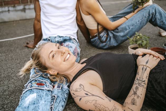 IMAGO Kreativ: Urbane Kultur - Sommer auf den Dächern Portrait of smiling young woman resting head on man s lap Germany, Berlin, model released, property released Copyright: xMaskot,xMaskotxBildbyraxABx , MA95135 MA95135