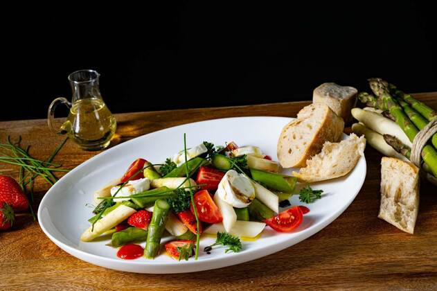  Asparagus salad with strawberries, tomatoes and goat cheese, Asparagus salad with strawberries, tomatoes and goat cheese, Asparagus salad with strawberries, tomatoes and goat cheese, 29.11.2021, Copyright: xDar1930x Panthermedia30928686.jpg