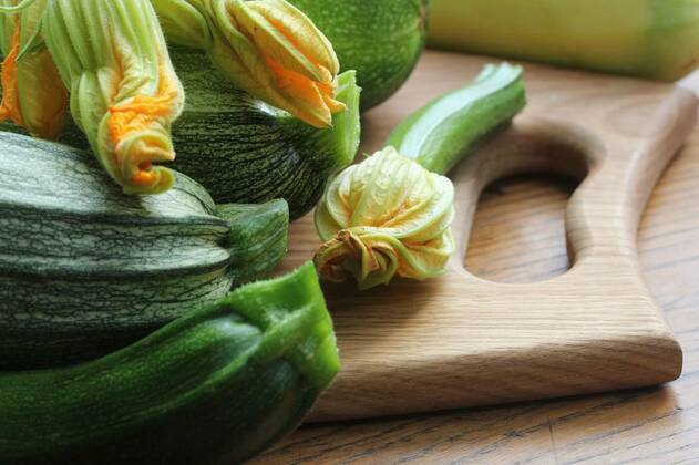 IMAGO Creative, Food, Zucchiniblüten Fresh organic zucchini on the wooden table, Fresh organic zucchini on the wooden table ., Fresh organic zucchini on the wooden table ., 04.12.2021, Copyright: xVaivirgax Panthermedia30939284.jpg