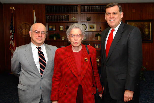 Secretary Mel Martinez with Jeane Kirkpatrick. Secretary Mel Martinez with Jeane Kirkpatrick Subject, Secretary Mel Martinez receiving visit from former U.S. Ambassador to the United Nations, Jeane Kirkpatrick. Copyright: xpiemagsx 1282_6176939 !ACHTUNG AUFNAHMEDATUM GESCHÄTZT!