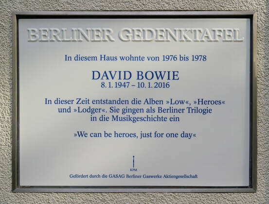 Dedenktafel für David Bowie Dedenktafel für David Bowie an seiem ehemaligen Wohnhaus in Berlin Schöneberg Copyright: xZoonar.com HeikoxKueverlingx zoonar_9997347