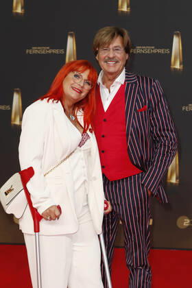 The German Television Award 2021 Jörg Draeger and wife on the red carpet at the award ceremony The German Television Award The TV highlights of the year on September 14 at MMC Studios Cologne Copyright: xEventpressxGolejewskix
