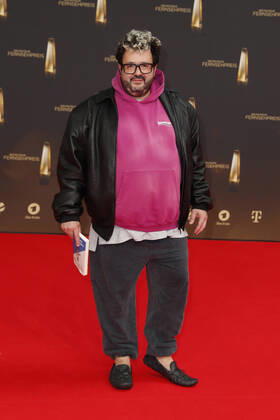 The German Television Award 2021 Klaas Heufer circulation with Doris Golpashin on the red carpet at the award ceremony The German Television Award The TV highlights of the year on September 14 in the MMC Studios Cologne Copyright: xEventpressxGolejewskix