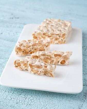  Turron - European nougat confection, Pieces of turron European nougat confection with almond, Pieces of turron European nougat confection with almond, 15.01.2022, Copyright: xAlex9500x Panthermedia31047869.jpg