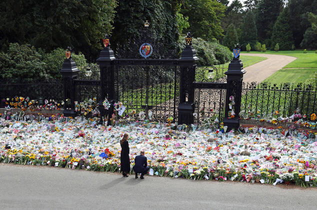 Entertainment Bilder des Tages Prince William The Prince of Wales, and Catherine The Princess of Wales, look at the floral tributes left at The Norwich Gates, Sandringham, Norfolk, UK, on September 15, 2022. The country is still officially mourning Queen Elizabeth II, who has been succeeded by King Charles III. Queen Elizabeth II died on September 8, 2022, whilst staying at Balmoral Castle in Scotland.