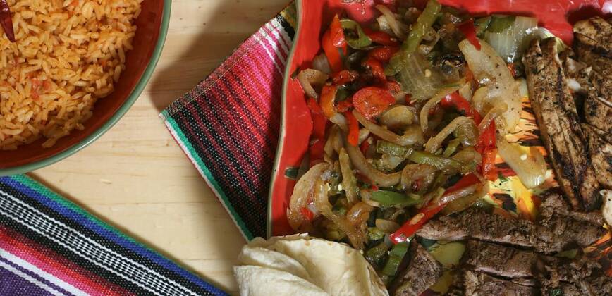 IMAGO Creative, Food, Fajita Beef and Chicken Fajita Meal on Table With Rice and Tortillas, Beef and Chicken Fajita Meal on Table, Beef and Chicken Fajita Meal on Table, 03.03.2022, Copyright: xMarti157900x Panthermedia31178435.jpg