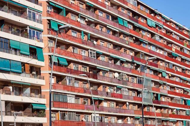 IMAGO Creative: Architektur in Berlin  Big apartment building seen in Barcelona, Spain, , , 13.03.2022, Copyright: xelxeneizex Panthermedia31215812.jpg