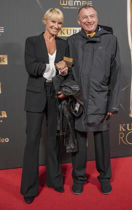 20220916 Kurier Romy-Branchenfest 2022 WIEN, OESTERREICH - 16. SEPTEMBER: Prinzessin Elisabeth Auersperg-Breunner mit Filmkritiker und Romy Erfinder Rudolf John bei der Ankunft am roten Teppich vor dem Kurier Romy-Brachenfest 2022, bei dem im Rahmen einer festlichen Verleihung, die kreativen Talente hinter der Kamera in 15 Kategorien Nomnierten, geehrt werden am 16. September 2022 im Gartenbaukino in Wien, Oesterreich. 220916_SEPA_17_016 Copyright: xIsabellexOuvrardx SEPAxMedia