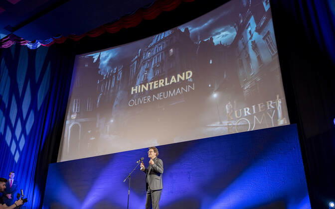 20220916 Kurier Romy-Branchenfest 2022 WIEN, OESTERREICH - 16. SEPTEMBER: Produzent Oliver Neumann Preistraeger fuer den Besten Schnitt Kino (Hinterland) waehrend der Dankrede bei dem Kurier Romy-Brachenfest 2022, bei dem im Rahmen einer festlichen Verleihung, die kreativen Talente hinter der Kamera in 15 Kategorien Nomnierten, geehrt werden am 16. September 2022 im Gartenbaukino in Wien, Oesterreich. 220916_SEPA_17_021 Copyright: xIsabellexOuvrardx SEPAxMedia