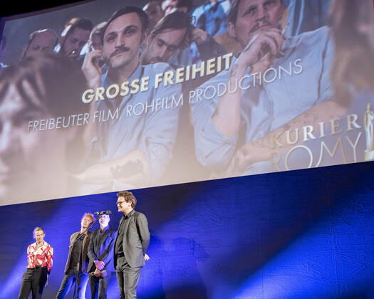 20220916 Kurier Romy-Branchenfest 2022 IEN, OESTERREICH - 16. SEPTEMBER: Preistraeger (Freibeuter Film Rohfilm Productions) fuer die beste Produktion (Große Freiheit) waehrend der Dankrede bei dem Kurier Romy-Brachenfest 2022, bei dem im Rahmen einer festlichen Verleihung, die kreativen Talente hinter der Kamera in 15 Kategorien Nomnierten, geehrt werden am 16. September 2022 im Gartenbaukino in Wien, Oesterreich. 220916_SEPA_17_023 Copyright: xIsabellexOuvrardx SEPAxMedia