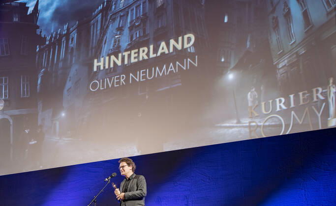 20220916 Kurier Romy-Branchenfest 2022 WIEN, OESTERREICH - 16. SEPTEMBER: Produzent Oliver Neumann Preistraeger fuer den Besten Schnitt Kino (Hinterland) waehrend der Dankrede bei dem Kurier Romy-Brachenfest 2022, bei dem im Rahmen einer festlichen Verleihung, die kreativen Talente hinter der Kamera in 15 Kategorien Nomnierten, geehrt werden am 16. September 2022 im Gartenbaukino in Wien, Oesterreich. 220916_SEPA_17_022 Copyright: xIsabellexOuvrardx SEPAxMedia