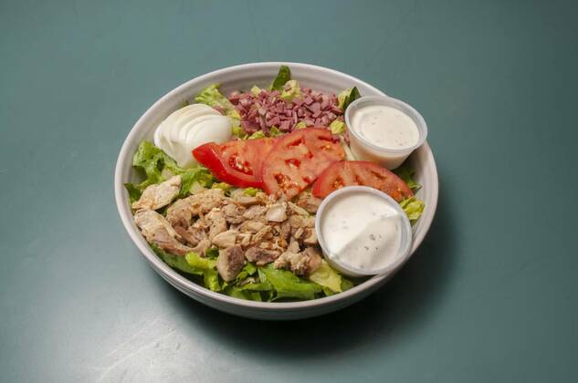  American Cobb Salad, Authentic and traditional American cuisine known as the cobb salad, Authentic and traditional American cuisine known as the cobb salad, 03.04.2022, Copyright: xrobeox Panthermedia31282691.jpg