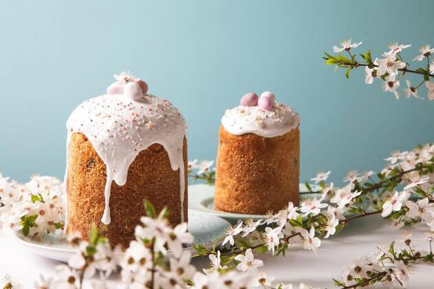  Easter cake with glace icing and decoration. Postcard with Easter bread. Christian traditions. Copy space. White background., Easter cake with glace icing and decoration. Postcard with Easter bread. Christian traditions. Copy space. White background, Easter cake with glace icing and decoration. Postcard with Easter bread. Christian traditions. Copy space. White background, 07.04.2022, Copyright: xIvannax Panthermedia31299341.jpg