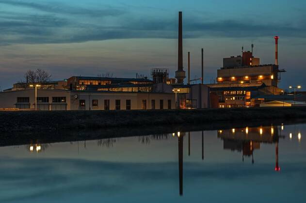 IMAGO Creative: Business, Inflation und Lieferketten Chemical industry at Lech canal near Augsburg, Germany at night, , , 20.04.2022, Copyright: xNemo1963x Panthermedia31340150.jpg