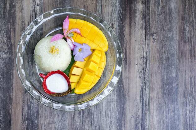  Sweet Barracuda Mango served on banana leaves with sticky rice and coconut milk decorated with tropical flower. Top View, Sweet Barracuda Mango served on banana leaves with sticky rice and coconut milk decorated with tropical flower. Top View, Sweet Barracuda Mango served on banana leaves with sticky rice and coconut milk decorated with tropical flower. Top View, 27.04.2022, Copyright: xchadchaix Panthermedia31369209.jpg