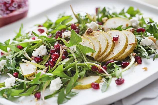  Salad pomegranate, Healthy dandelion salad with pear fruit, pomegranate and fresh cheese close up, Healthy dandelion salad with pear fruit, pomegranate and fresh cheese close up, 29.04.2022, Copyright: xzidix Panthermedia31374219.jpg