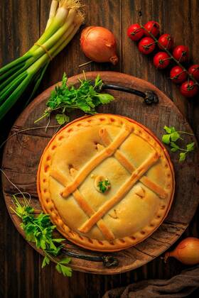  Empanada Gallega - traditional pie stuffed with tuna, Galician and Spanish cuisine., Empanada Gallega - traditional pie stuffed with tuna, Galician and Spanish cuisine. Tart with tuna and vegetables., Empanada Gallega - traditional pie stuffed with tuna, Galician and Spanish cuisine. Tart with tuna and vegetables., 18.05.2022, Copyright: xBrebcax Panthermedia31420899.jpg