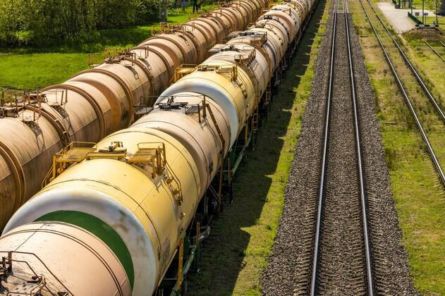 IMAGO Creative: Business, Inflation und Lieferketten Cargo trains transporting liquid fuel at depot, Cargo trains transporting liquid fuel at depot. Set of tanks with oil and fuel transport by rail., Cargo trains transporting liquid fuel at depot. Set of tanks with oil and fuel transport by rail., 20.05.2022, Copyright: xgrajax Panthermedia31424804.jpg