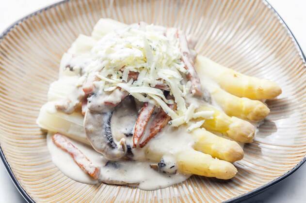 IMAGO Creative: Food, Spargel white aparagus with sauce of mushrooms and ham served with blue cheese, white aparagus with sauce of mushrooms and ham served with blue cheese, white aparagus with sauce of mushrooms and ham served with blue cheese, 30.05.2022, Copyright: xphbczx Panthermedia31459766.jpg