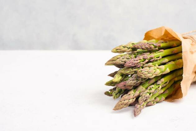  Fresh green bundle of asparagus on a white textured table, vegetables in spring, gourmet cuisine food, cooking a vegan meal, Fresh green bundle of asparagus on a white textured table, vegetables in spring, gourmet cuisine food, cooking a vegan meal, Fresh green bundle of asparagus on a white textured table, vegetables in spring, gourmet cuisine food, cooking a vegan meal, 30.05.2022, Copyright: xBeritx Panthermedia31460384.jpg