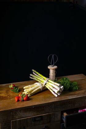  Green and white asparagus on the table, Green and white asparagus on the table, Green and white asparagus on the table, 02.06.2022, Copyright: xDar1930x Panthermedia31473178.jpg