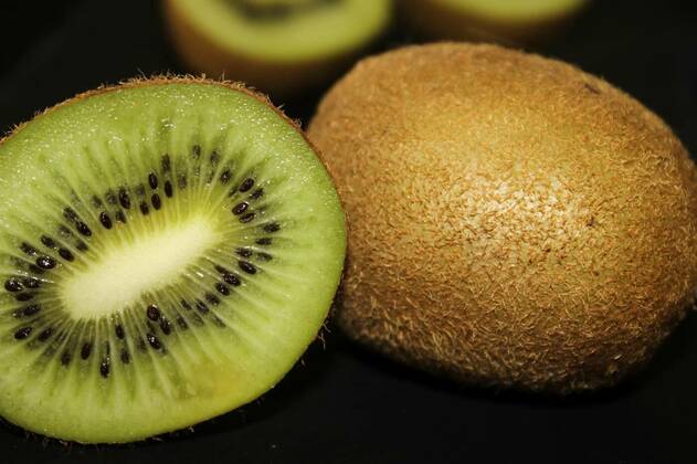  Half a kiwi and a whole kiwi close-up on a black background, Half a kiwi and a whole kiwi close-up on a black background.., Half a kiwi and a whole kiwi close-up on a black background.., 05.06.2022, Copyright: xIronG96x Panthermedia31486265.jpg