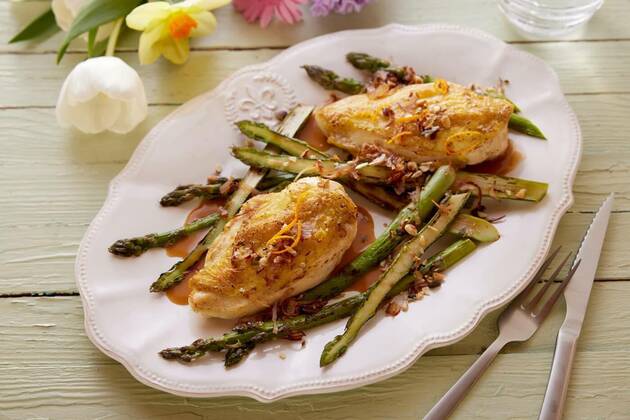  Tasty chicken with asparagus on plate on wooden table, High angle of palatable chicken with fresh asparagus served with sauce on plate on table for Easter celebration in spring, High angle of palatable chicken with fresh asparagus served with sauce on plate on table for Easter celebration in spring, 09.06.2022, Copyright: xfoodandmorex Panthermedia31496929.jpg