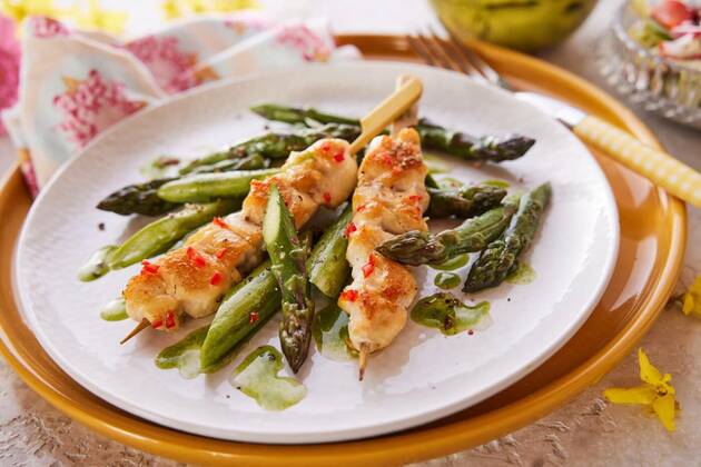  Chicken skewers with asparagus on plate, High angle of yummy chicken on wooden skewers served with fresh asparagus on plate for lunch on table, High angle of yummy chicken on wooden skewers served with fresh asparagus on plate for lunch on table, 09.06.2022, Copyright: xfoodandmorex Panthermedia31496937.jpg