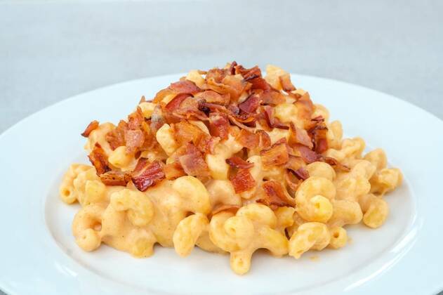  Mac and cheese with bacon, Portion of macaroni and cheese with bacon topping, Portion of macaroni and cheese with bacon topping, 14.06.2022, Copyright: xAlex9500x Panthermedia31513746.jpg