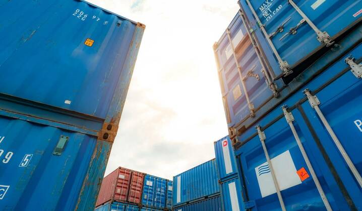 IMAGO Creative: Business, Inflation und Lieferketten Blue and red logistic container against white sky. Cargo and shipping business. Container ship for import and export logistics. Logistic industry. Container for truck transport and air logistic., Blue and red logistic container against white sky. Cargo and shipping business. Container ship for import and export logistics. Logistic industry. Container for truck transport and air logistic., Blue and red logistic container against white sky. Cargo and shipping business. Container ship for import and export logistics. Logistic industry. Container for truck transport and air logistic., 27.06.2022, Copyright: xFahronix Panthermedia31569319.jpg