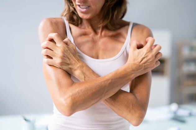 Woman With Itchy Skin, Woman With Itchy Skin. Allergy Or Psoriasis, Woman With Itchy Skin. Allergy Or Psoriasis model released, Symbolfoto , 08.07.2022, Copyright: xAndreyPopovx Panthermedia31603601.jpg