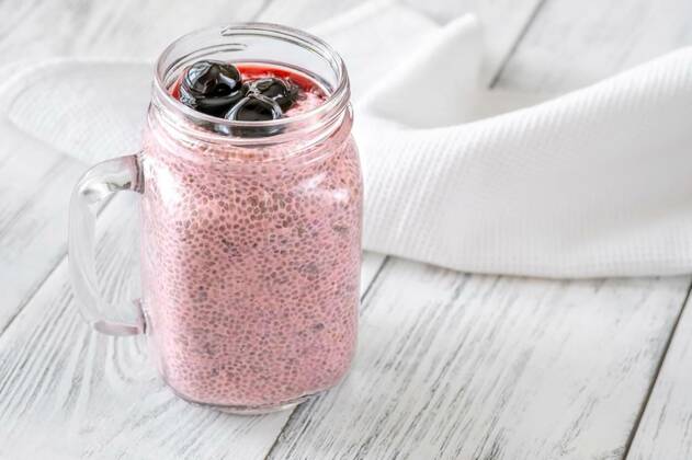  Cherry chia pudding, Mason jar of cherry chia pudding close up, Mason jar of cherry chia pudding close up, 21.07.2022, Copyright: xAlex9500x Panthermedia31637177.jpg