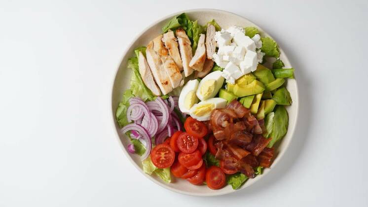  American cobb salad hard boiled eggs, cheese, avocado chunks, lettuce, grilled chicken breast, tomatoes and crispy fried bacon, American cobb salad hard boiled eggs, cheese, avocado chunks, lettuce, grilled chicken breast, tomatoes and crispy fried bacon, American cobb salad hard boiled eggs, cheese, avocado chunks, lettuce, grilled chicken breast, tomatoes and crispy fried bacon, 30.07.2022, Copyright: xNayalyHx Panthermedia31658082.jpg