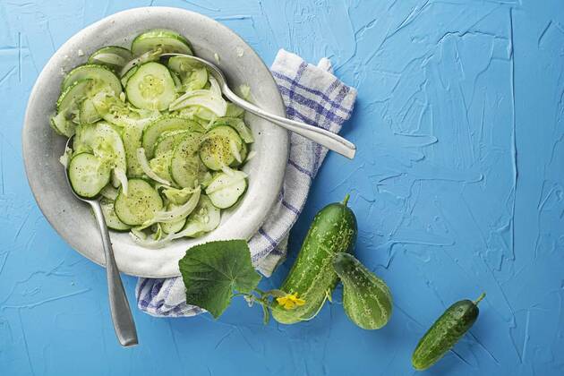 IMAGO Creative, Food, Gurkensalat Cucumber salad, Cucumber salad. Preparation of fresh cucumber salad on blue background, Cucumber salad. Preparation of fresh cucumber salad on blue background, 31.07.2022, Copyright: xzidix Panthermedia31659570.jpg