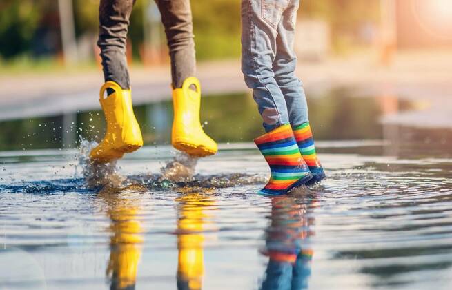 Children jumping in the puddle in rubber boots., Children jumping in the puddle in rubber boots. Concept of childhood and friendship., Children jumping in the puddle in rubber boots. Concept of childhood and friendship. model released, Symbolfoto , 11.08.2022, Copyright: xcandy18x Panthermedia31701214.jpg