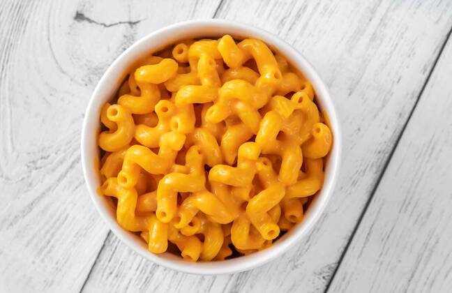  Bowl of macaroni and cheese, Bowl of macaroni and cheese on black background, Bowl of macaroni and cheese on black background, 16.08.2022, Copyright: xAlex9500x Panthermedia31710075.jpg