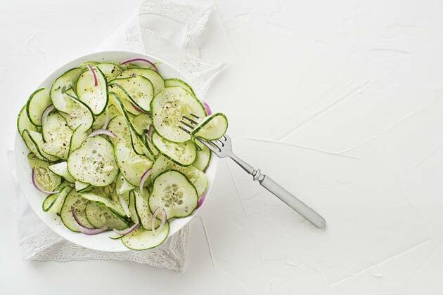  IMAGO Creative, Food, Gurkensalat Cucumber salad, Cucumber salad with onion and dressing on white table background, Cucumber salad with onion and dressing on white table background, 03.09.2022, Copyright: xzidix Panthermedia31804289.jpg
