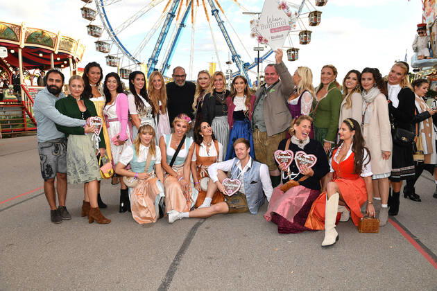 Cathy Hummels and her guests Sophia Thiel, Dagmar, Wöhrl, Sila Sahin, Sylvia Walker, Andrea Kaiser, Simone Ballack, Timur Bartels, Magdalena Brzeska, Paola Maria u a at her Wiesn Bummel on 19 09 2022 at the Oktoberfest in Munich Cathy Hummels Wiesn Bummel at the Oktoberfest 2022 in Munich