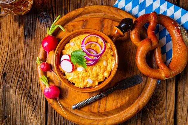  rustic Bavarian obazda with radishes and onions, rustic Bavarian obazda with radishes and onions, rustic Bavarian obazda with radishes and onions, 06.09.2022, Copyright: xDar1930x Panthermedia31818854.jpg