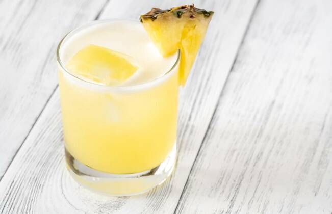  Island Oasis Cocktail, Island Oasis Cocktail garnished with pineapple wedge, Island Oasis Cocktail garnished with pineapple wedge, 10.09.2022, Copyright: xAlex9500x Panthermedia31838197.jpg