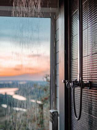  Bathing room interior with panoramic window, Bathing room interior with panoramic window. Splashes and drops of water from shower in bathroom with panoramic window in summer nature background at sunset., Bathing room interior with panoramic window. Splashes and drops of water from shower in bathroom with panoramic window in summer nature background at sunset., 13.09.2022, Copyright: xFascinadorax Panthermedia31843073.jpg