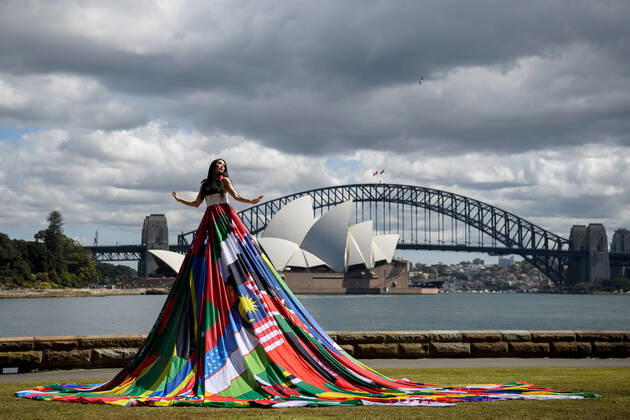 THE AMSTERDAM RAINBOW DRESS, Susie Wrong models the Amsterdam Rainbow Dress at the Royal Botanic Garden, ahead of the Sydney WorldPride Human Rights Conference, in Sydney, Tuesday, September 20, 2022. ( NO ARCHIVING, EDITORIAL USE ONLY, NO USE IN BOOKS WITHOUT CONSENT SYDNEY NSW AUSTRALIA Copyright: xBIANCAxDExMARCHIx 20220920001706105745