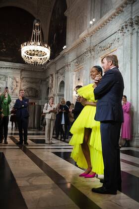 2022 09 21 10 50 35 AMSTERDAM King Willem Alexander with Iriee Zamblee, one of the three winners, in the Royal Palace for the presentation of the Royal Prize for Free Painting 2022 The king awarded the prize to three young artists ANP OLAF KRAAK netherlands out belgium out  Copyright: xx x455113912x originalFilename: 455113912