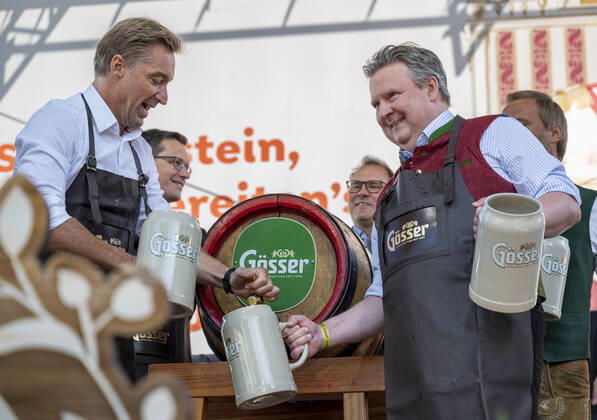 20220922 Eroeffnung des Oktoberfests 2022 WIEN, OESTERREICH - 22. SEPTEMBER: OÂ zapft is - Ehemaliger oesterreichischer Skifahrer Hans Knauss mit Wiener Buergermeister Michael Ludwig beim Bieranstich anlaesslich der Eroeffnung des Oktoberfests 2022, Die Wiener Kaiser Wiesn, auf der Kaiserwiese im Wiener Prater am 22. September in Wien, Oesterreich. 220922_SEPA_17_030 Copyright: xIsabellexOuvrardx SEPAxMedia