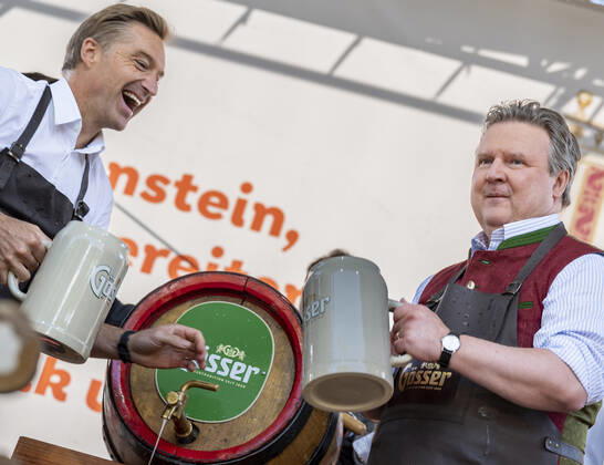 20220922 Eroeffnung des Oktoberfests 2022 WIEN, OESTERREICH - 22. SEPTEMBER: OÂ zapft is - Ehemaliger oesterreichischer Skifahrer Hans Knauss mit Wiener Buergermeister Michael Ludwig beim Bieranstich anlaesslich der Eroeffnung des Oktoberfests 2022, Die Wiener Kaiser Wiesn, auf der Kaiserwiese im Wiener Prater am 22. September in Wien, Oesterreich. 220922_SEPA_17_032 Copyright: xIsabellexOuvrardx SEPAxMedia