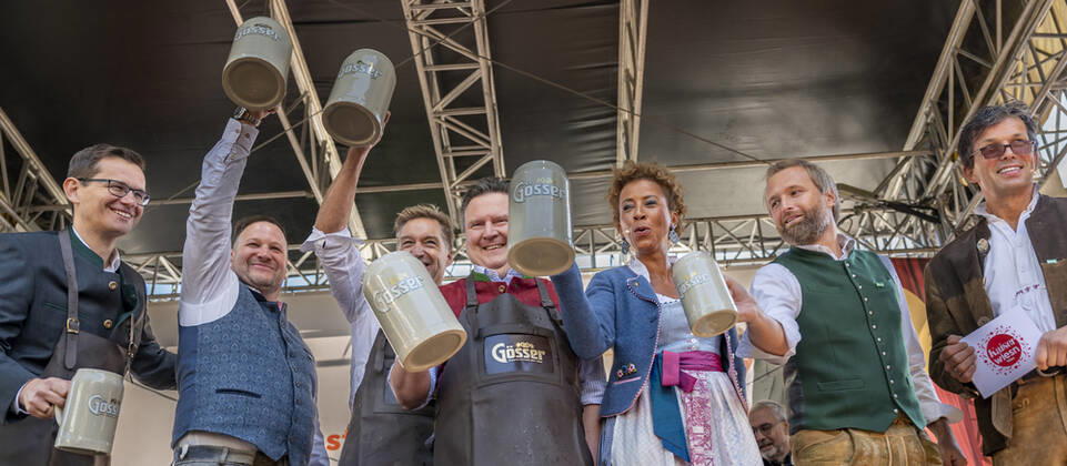 20220922 Eroeffnung des Oktoberfests 2022 WIEN, OESTERREICH - 22. SEPTEMBER: OÂ zapft is - Gruppenbild mit (ab 2. von Links) Geschaeftsfuehrer Johann Pittermann, ehemaliger oesterreichischer Skifahrer Hans Knauss, Wiener Buergermeister Michael Ludwig, TV Moderastorin und Host der Veranstaltung Arabella Kiesbauer und TV Moderator unbd Host der Veranstaltung Martin Ferdiny (1. von Rechts) beim Bieranstich anlaesslich der Eroeffnung des Oktoberfests 2022, Die Wiener Kaiser Wiesn, auf der Kaiserwiese im Wiener Prater am 22. September in Wien, Oesterreich. 220922_SEPA_17_035 Copyright: xIsabellexOuvrardx SEPAxMedia