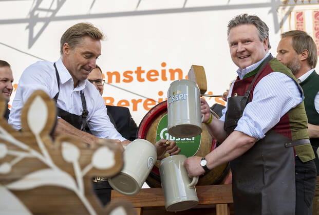 20220922 Eroeffnung des Oktoberfests 2022 WIEN, OESTERREICH - 22. SEPTEMBER: OÂ zapft is - Ehemaliger oesterreichischer Skifahrer Hans Knauss mit Wiener Buergermeister Michael Ludwig beim Bieranstich anlaesslich der Eroeffnung des Oktoberfests 2022, Die Wiener Kaiser Wiesn, auf der Kaiserwiese im Wiener Prater am 22. September in Wien, Oesterreich. 220922_SEPA_17_025 Copyright: xIsabellexOuvrardx SEPAxMedia