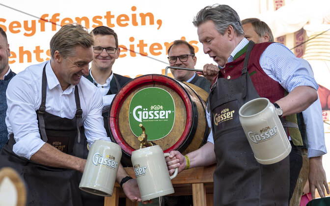 20220922 Eroeffnung des Oktoberfests 2022 WIEN, OESTERREICH - 22. SEPTEMBER: OÂ zapft is - Ehemaliger oesterreichischer Skifahrer Hans Knauss mit Wiener Buergermeister Michael Ludwig beim Bieranstich anlaesslich der Eroeffnung des Oktoberfests 2022, Die Wiener Kaiser Wiesn, auf der Kaiserwiese im Wiener Prater am 22. September in Wien, Oesterreich. 220922_SEPA_17_027 Copyright: xIsabellexOuvrardx SEPAxMedia