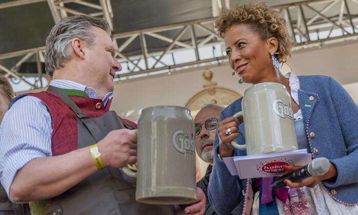 20220922 Eroeffnung des Oktoberfests 2022 WIEN, OESTERREICH - 22. SEPTEMBER: OÂ zapft is - Wiener Buergermeister Michael Ludwig und TV Moderastorin und Host der Veranstaltung Arabella Kiesbauer beim Bieranstich anlaesslich der Eroeffnung des Oktoberfests 2022, Die Wiener Kaiser Wiesn, auf der Kaiserwiese im Wiener Prater am 22. September in Wien, Oesterreich. 220922_SEPA_17_036 Copyright: xIsabellexOuvrardx SEPAxMedia