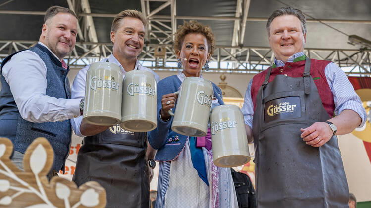 20220922 Eroeffnung des Oktoberfests 2022 WIEN, OESTERREICH - 22. SEPTEMBER: OÂ zapft is - Geschaeftsfuehrer Johann Pittermann, ehemaliger oesterreichischer Skifahrer Hans Knauss,TV Moderastorin und Host der Veranstaltung Arabella Kiesbauer und Wiener Buergermeister Michael Ludwig beim Bieranstich anlaesslich der Eroeffnung des Oktoberfests 2022, Die Wiener Kaiser Wiesn, auf der Kaiserwiese im Wiener Prater am 22. September in Wien, Oesterreich. 220922_SEPA_17_037 Copyright: xIsabellexOuvrardx SEPAxMedia